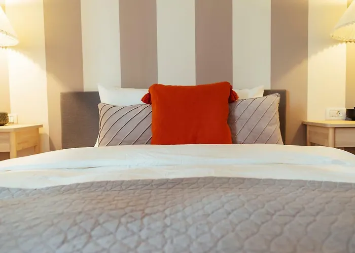 Spacious Old Town - Universitate Apartman